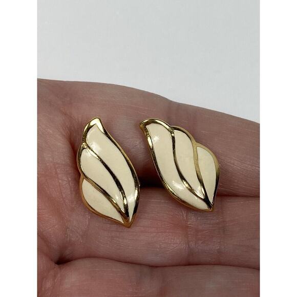 MONET Earrings Wing Cream Enamel Gold Tone. Vintage Signed - Picture 14 of 15
